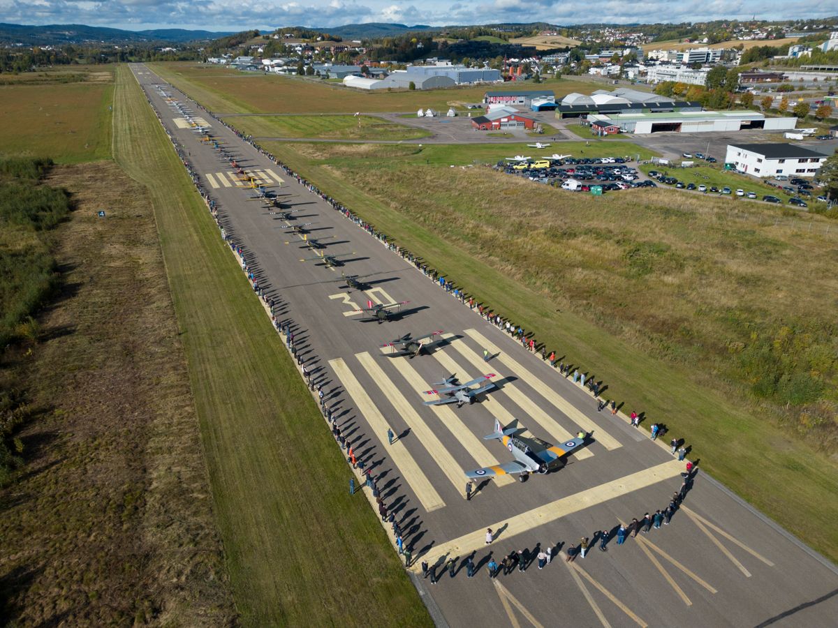 Rundt 2.000 støttespillere slo ring om Kjeller flyplass under en markering søndag. Foto: Vidar Sandnes / Kjeller Flyhistoriske Kulturpark / NTB