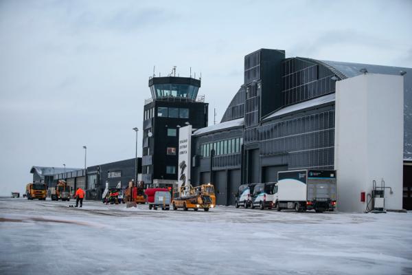 Svalbard lufthavn i Longyearbyen skal få biogassanlegg for å kutte ned på utslippene. Avinor starter anleggsarbeidene denne høsten. Foto: Lise Åserud / NTB