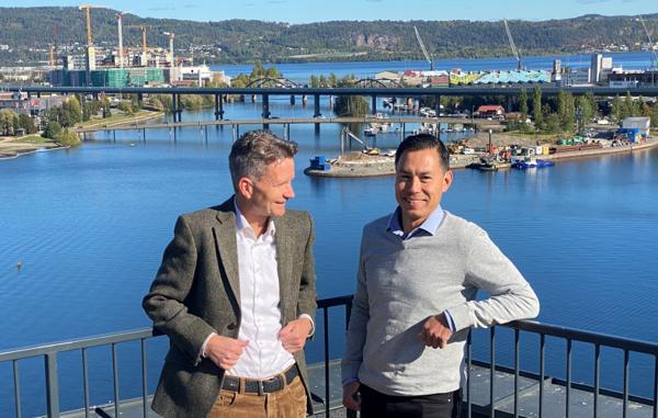 Per Einar Saxegaard (til venstre) og Kenneth de Gala på takterrassen til Asplan Viaks nye Drammenskontor i SporX på Strømsø. Foto: Asplan Viak