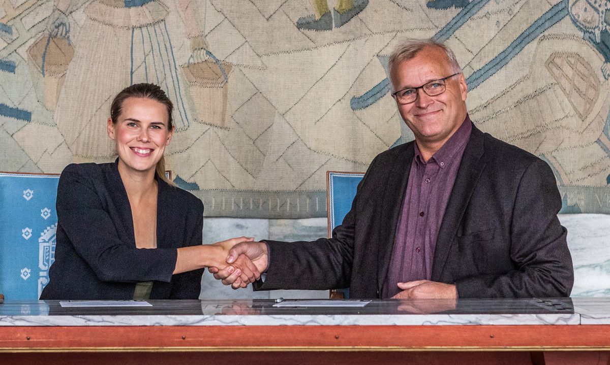 Byråd Siren Stav og administrerende direktør Arild Ingar Moe signerer Klimakontrakten mellom Oslo Kommune og NRC Group Norge. Foto: Klimaetaten/Ronny Boysen