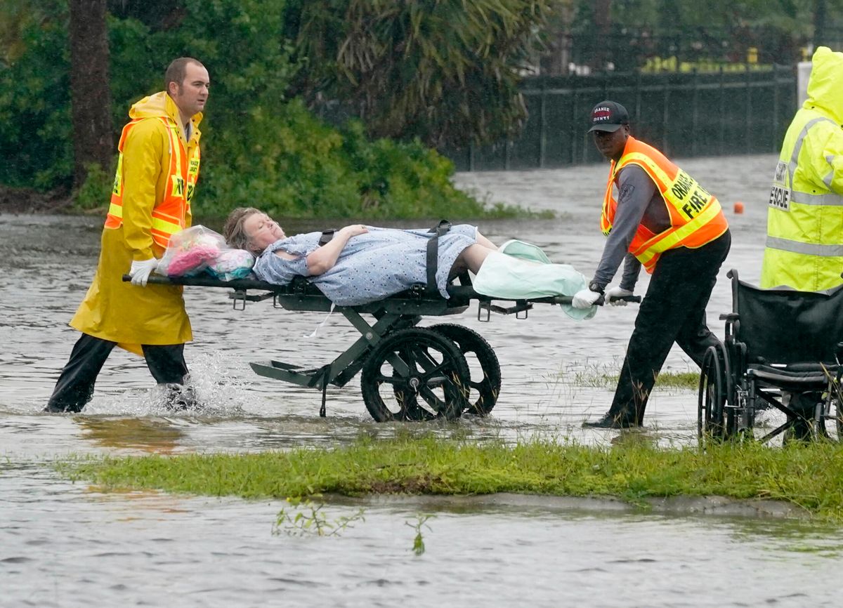 Beboerne på et pleiehjem i Orlando i Florida ble torsdag evakuert. Foto: AP / NTB