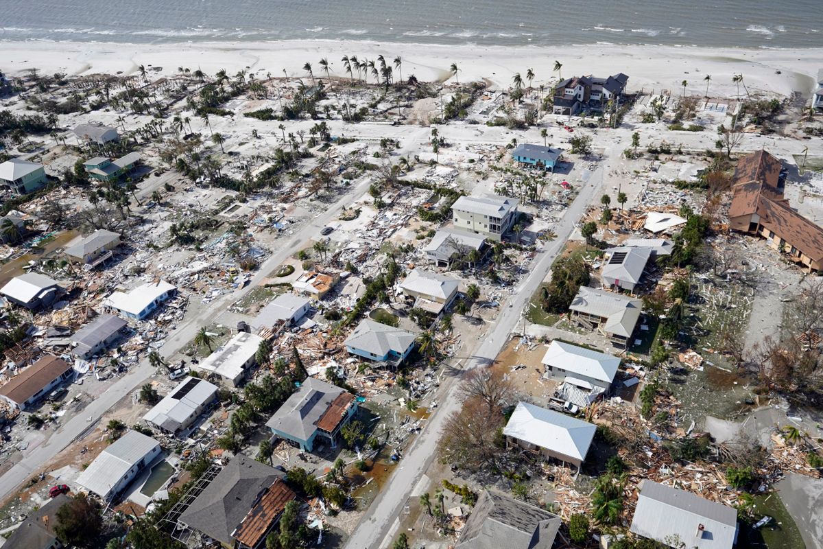 Byen Fort Myers ble hardt rammet da orkanen Ian nådde kysten av Florida. Foto: AP / NTB