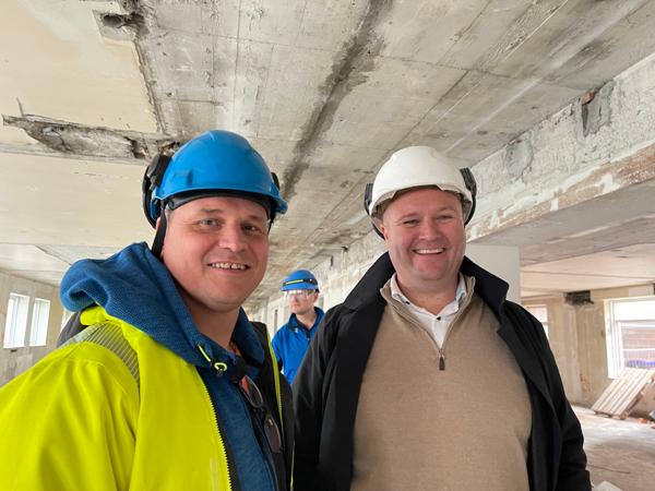 Daglig leder Terje Eriksen (t.v.) og styreleder Thomas Sandland ansetter 110 nye medarbeidere i høst. Foto: Saneringsgruppen