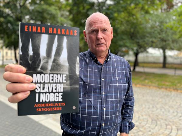 MODERNE SLAVERI. I boken «Moderne slaveri i Norge – arbeidslivets skyggeside» går Einar Haakaas gjennom flere kjente saker som har vært i både medienes og myndighetenes søkelys de siste årene.Haakaas har snakket med personer som har jobbet i renholdsbransjen, fiskerinæringen, transportbransjen og byggenæringen. Det handler om lønnstyveri, skatteunndragelser, proforma ekteskap, trusler, menneskehandel, villabygging for de rike i Holmenkollåsen og kyniske arbeidsgivere.