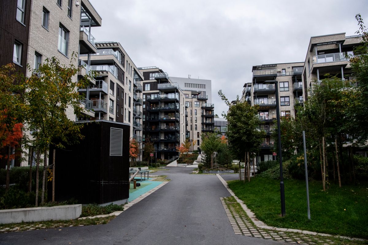 Boligprisene falt med 2,2 prosent i september, og Eiendom Norge venter nedgang de neste månedene også. Her er leilighetsbygg på Hoff i Oslo. Foto: Annika Byrde / NTB