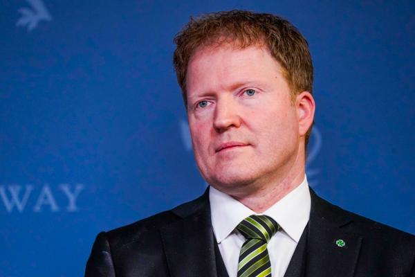 Kommunalminister Sigbjørn Gjelsvik (Sp) gir 412 millioner kroner til utbygging av bredbånd. Foto: Lise Åserud / NTB