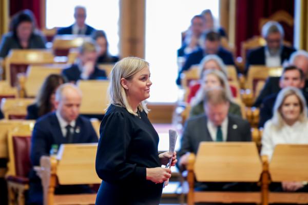 Tina Bru (H) i Stortinget under fremleggelsen av Statsbudsjettet for 2023. Foto: Hanna Johre / NTB