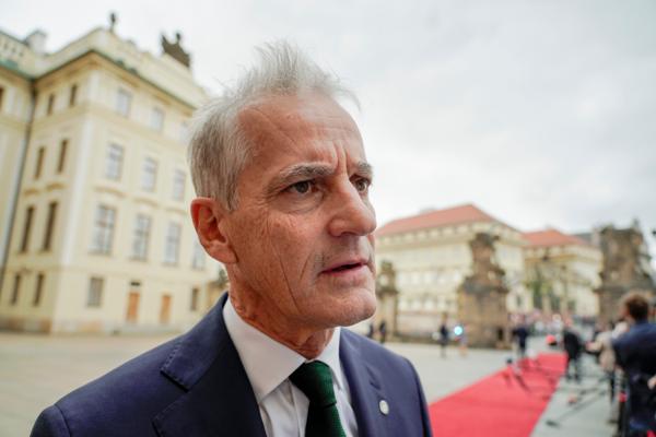 Statsminister Jonas Gahr Støre avviser kritikken fra Høyre om at regjeringens budsjett ikke er stramt. Foto: Heiko Junge / NTB