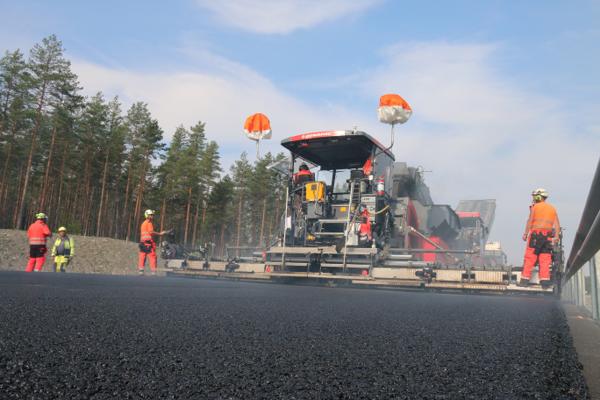 Veidekke skal produsere og legge cirka 170.000 tonn asfalt på ny E18 mellom Langangen og Rugtvedt.
