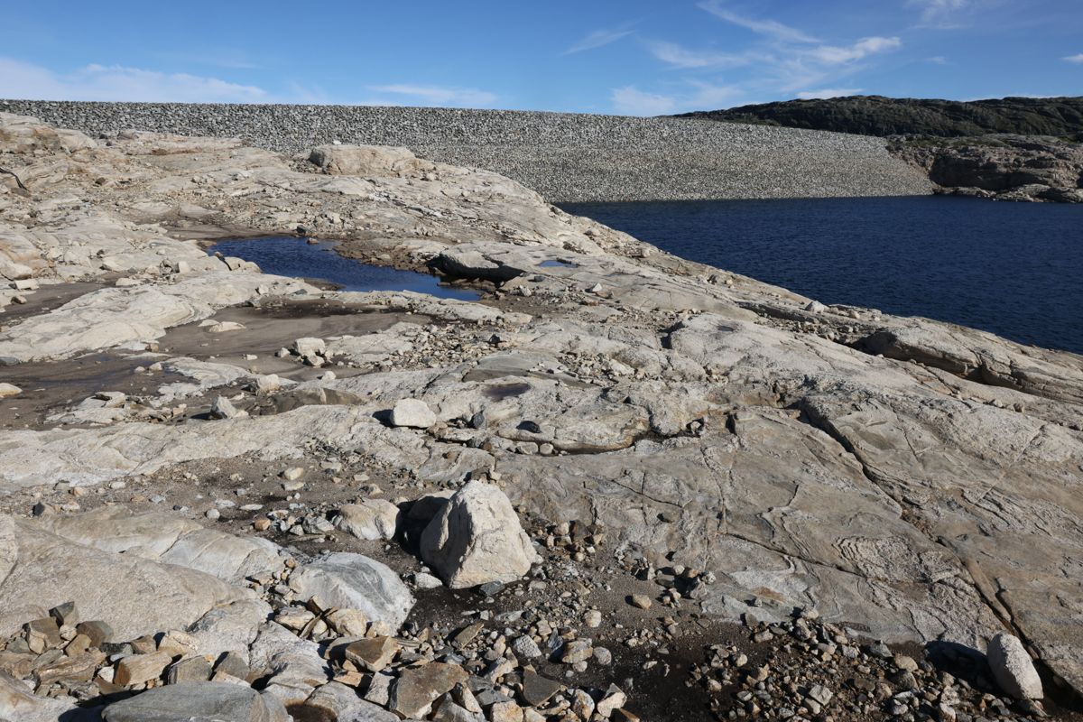 Lav vannstand i Blåsjø – det største kraftmagasinet i Norge som skal lagre vann for flere år. Anlegget består av flere dammer, demningen på bildet ligger i Førreskardammen. Foto: Ørn E. Borgen / NTB