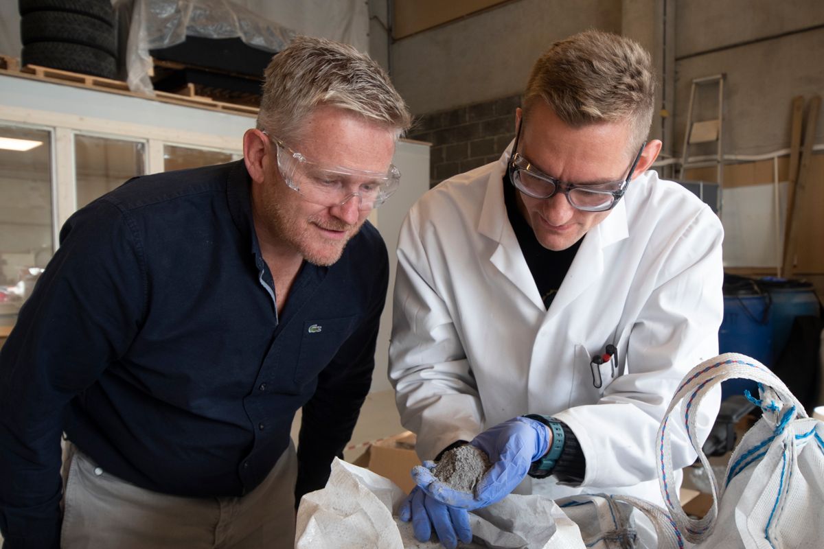 Daglig leder Espen Lea (til venstre) og forsker David Brennhaugen i Saferock har store forventninger til produktet sitt.