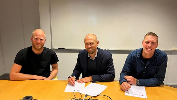 Odd Velle i Veidekke (fra venstre) signerte med Trond Lauritz Larsen og Kenneth Post i Bravida. Foto: Bravida