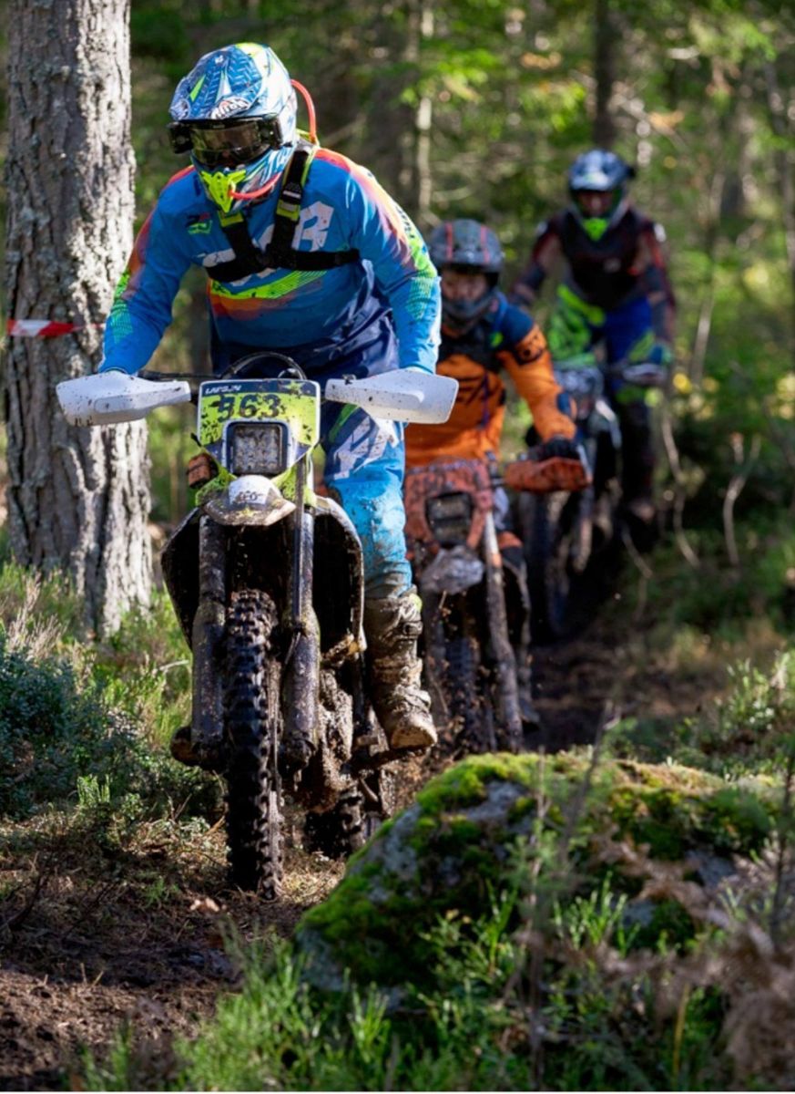 Ronny Larsen i HRL Entreprenør kjører enduro på fritiden. Foto: Crossmor