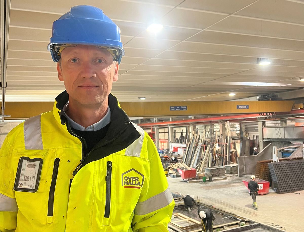 Fabrikksjef Edvart Østby ved Overhalla Betongbygg sier de har fått store kontrakter kansellert de siste dagene. Foto: Overhalla Betongbygg