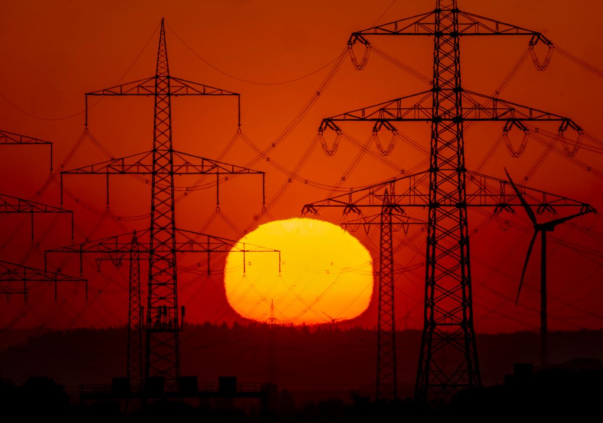 Solen stiger opp bak strømledningene i Frankfurt. EU planlegger flere energigrep, men det er usikkert når de kan ha effekt. Foto: Michael Probst / AP / NTB