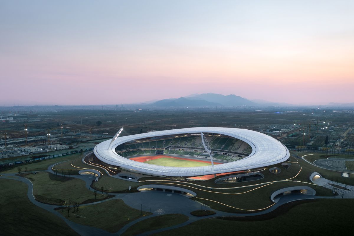 Quzhou Stadium i Quzhou utenfor Shanghai blir et stort idrettsanlegg som skal bli lite ruvende. Illustrasjon: MAD Architects