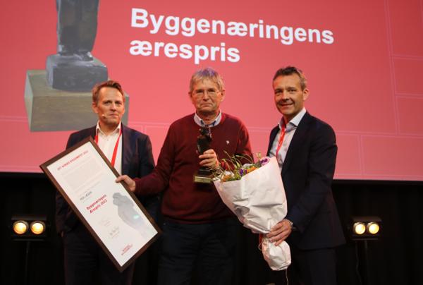 Jøns Sjøgren (t.v.) og Erik Tønnesen delte ut prisen til Per Jæger.