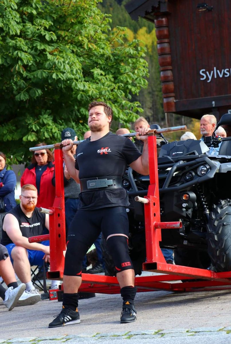 I kampen om å bli Setesdals sterkeste mann testet Geir Thoresen beinstyrken mot en firhjuling parkert på en stålramme. Foto: Trine Eikhom Isaksen