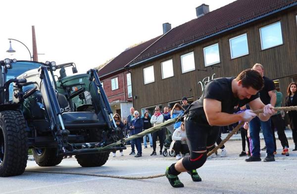 Geir Thoresen hadde godt med publikum da han trakk en traktor gjennom gatene i Valle. Foto: Trine Eikhom Isaksen