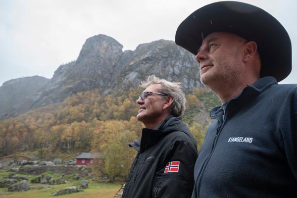 Bertelsen & Garpestad-styreleder Sverre Garpestad (til venstre) og Lauperak-cowboy Arvid Mæland har tro på å lage en hyllest til kong Harald i fjellet ved Ørsdalsvatnet.