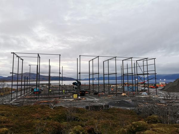 I løpet av 4-5 uker vil lakseslakteriets hovedkonstruksjon med rundt 600 tonn stål komme på plass. Det er Robertson Nordisk som har stålkontrakten med Sortland Entreprenør, og de samarbeider med IPOA på stålleveransen. Foto: Sortland Entreprenør