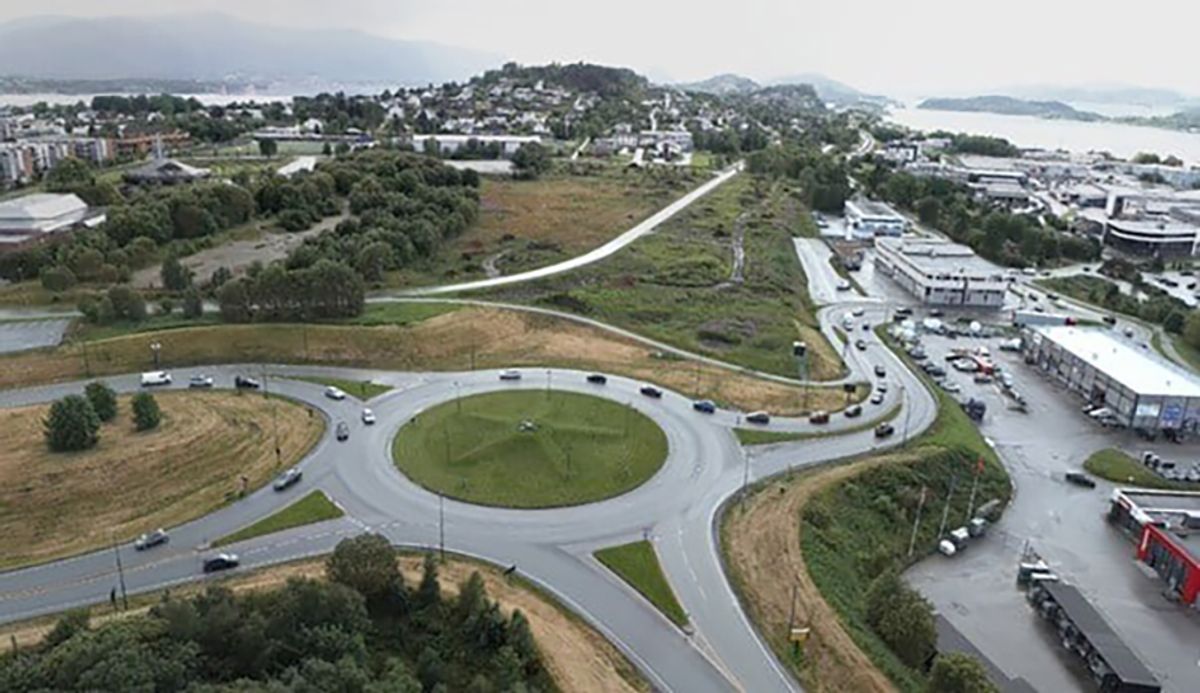 NY INNFARTSVEI TIL ÅLESUND: Den forberedende entreprisen omfatter i hovedsak forskjæringa i Breivika, men også omlegging av lokalvegen. Foto: Statens vegvesen