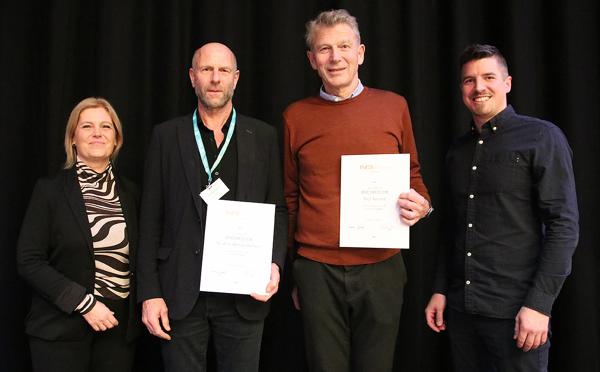 Tor Arne Martius-Hammer og Terje Kanstad ble onsdag tildelt æresmedlemskap i Norsk Betongforening. Prisene ble delt ut av Cecilie Hagby og Andreas Sjaastad.