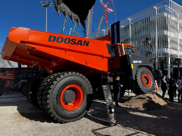Doosan verdenslanserer den nye DA45 4x4-dumperen under Bauma 2022.