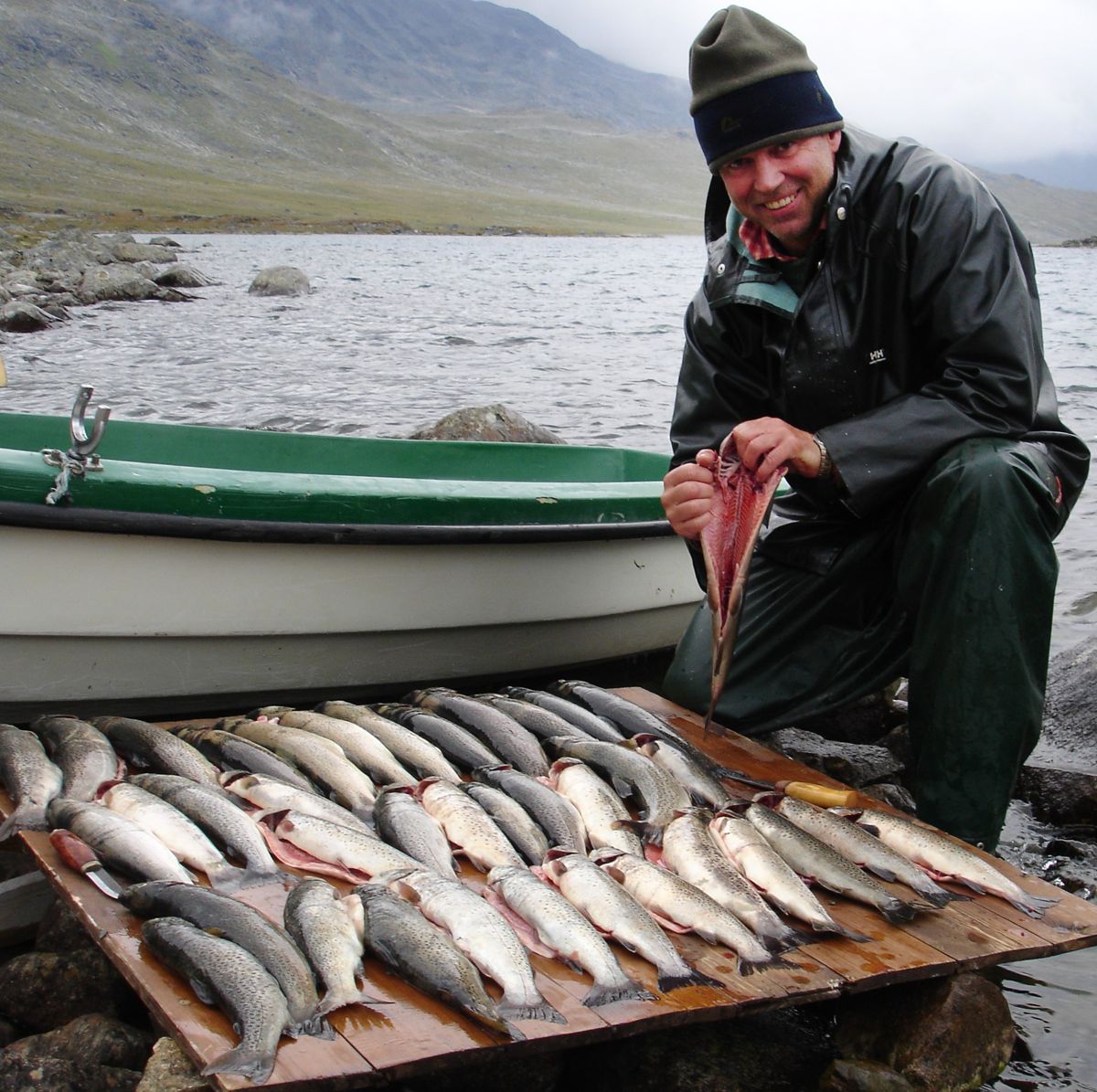 Anleggsveteran Morten Wangen driver med høyfjellsfiske i Jotunheimen, noe han også har skrevet bok om. Foto: Privat.