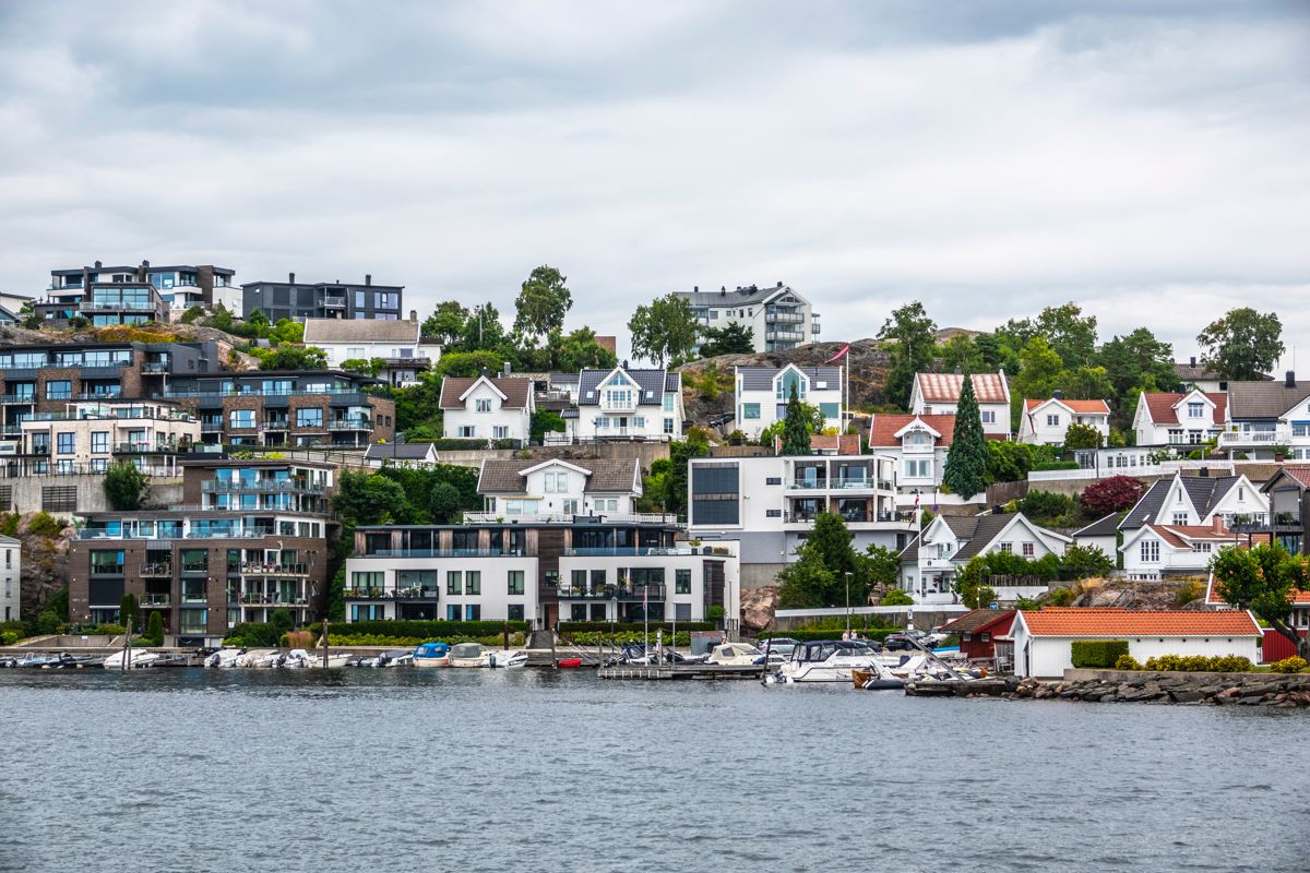 Det blir stadig flere usolgte boliger i det norske eiendomsmarkedet. Her ser vi leilighetsbygg og eneboliger, øst for elven Otra i Kristiansand. Foto: Halvard Alvik / NTB