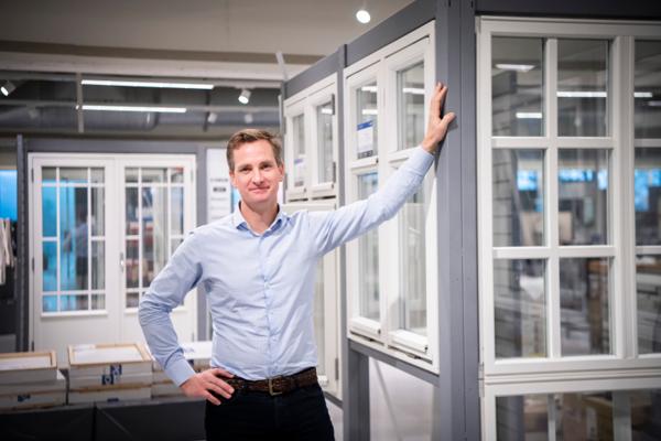 Erik Frellsen i Maxbo Proff lanserer nå en egen ekspertavdeling for dører og vinduer. Foto: Katrine Lunke