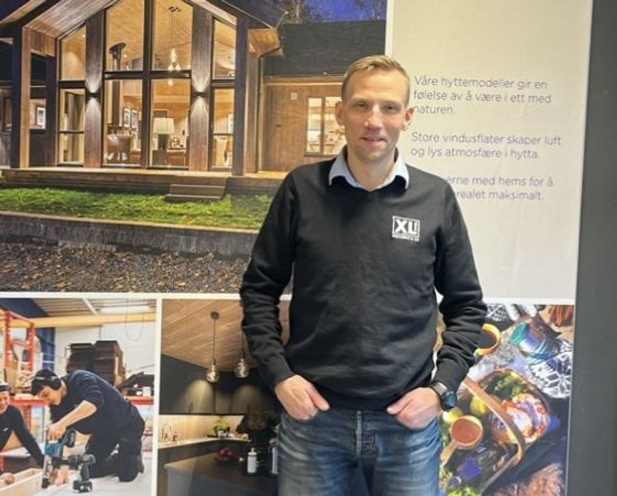 Daglig leder i XL-Bygg Mathisen & Co i Alta, Geir Roger Bakken, er ny forhandler av Saltdalshytta i nord. I sør er det nyetablerte selskapet Saltdalshytta Rørosregionen ny forhandler. Foto: Saltdalshytta