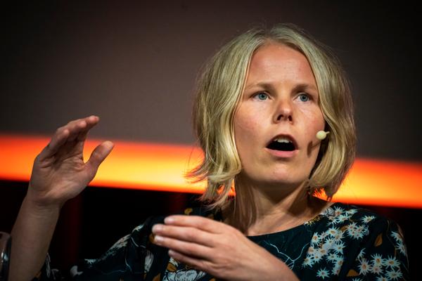 Nestleder Kirsti Bergstø sier SV vil ta med seg spørsmålet om 6-timersdag inn i budsjettforhandlingene. Foto: Ole Berg-Rusten / NTB