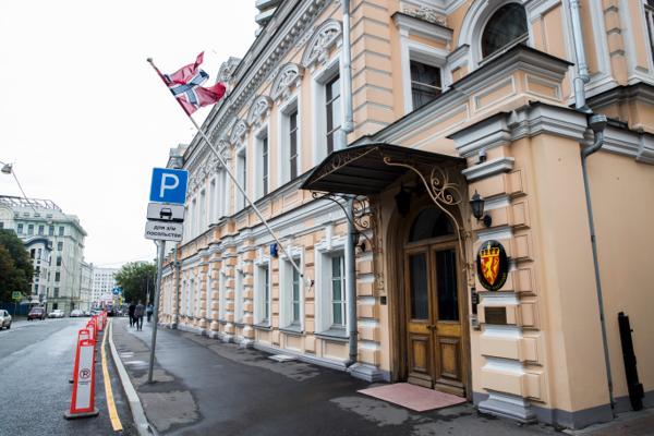 Den norske ambassaden i Moskva sentrum skulle oppgraderes for 100 millioner, men planene er satt på vent. Foto: Berit Roald / NTB
