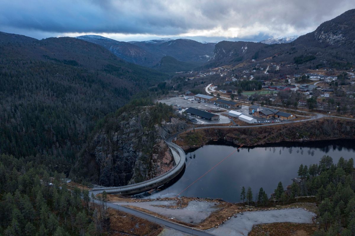 Agder Energi fikk et underskudd på 1,8 milliarder kroner i tredje kvartal i år, til tross for at høye strømpriser ga 4 milliarder kroner mer i inntekter. De høye strømprisene fører nemlig til solide tap på selskapets langsiktige prissikringsavtaler. Bildet viser Agder Energis anlegg i Bykle i Setesdal. Foto: Tor Erik Schrøder / NTB