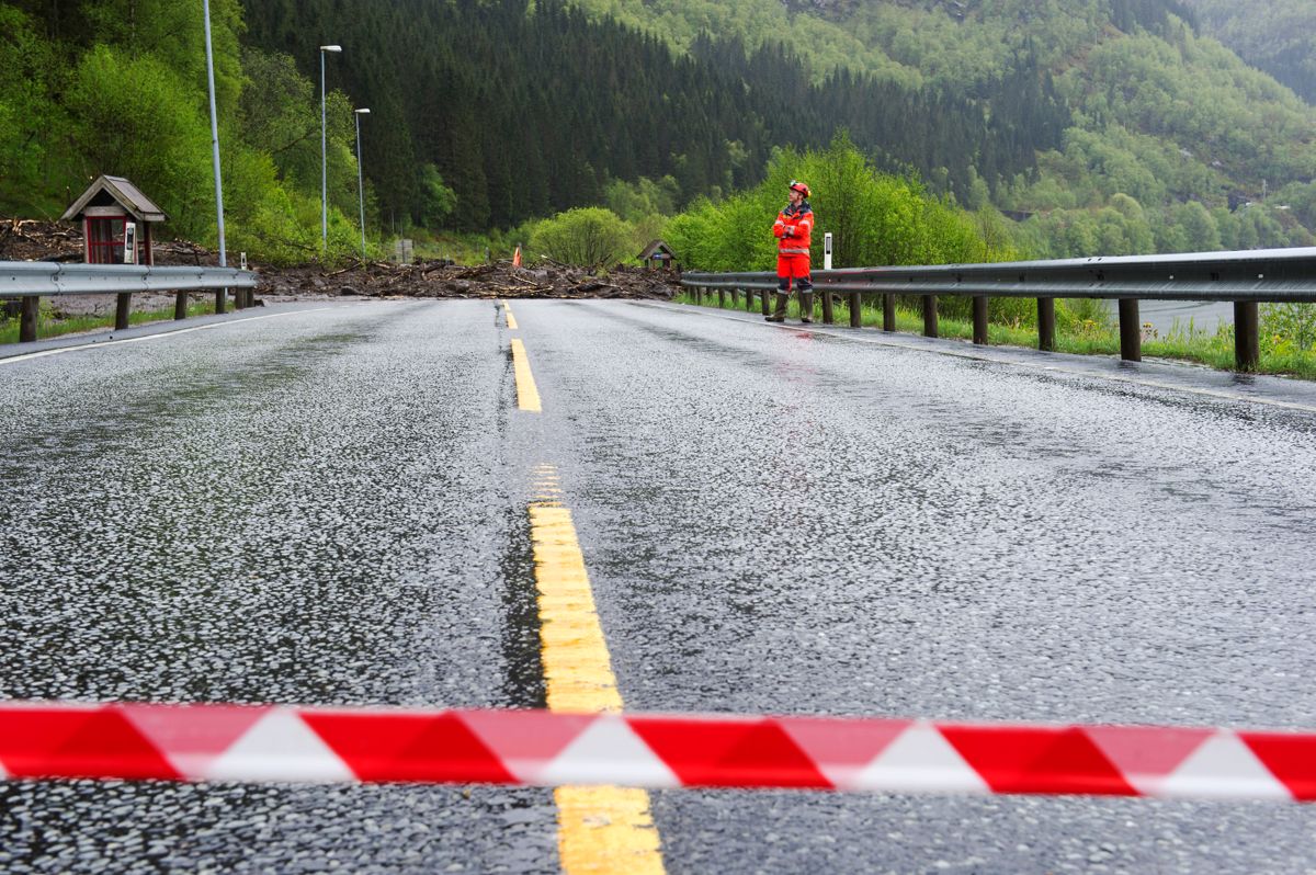 Strekningen mellom Bergen og Voss er skredutsatt og ulykkesbelastet. Dette bildet er tatt etter et ras på E16 ved Boge i Vaksdal i 2015. Foto: Marit Hommedal / NTB