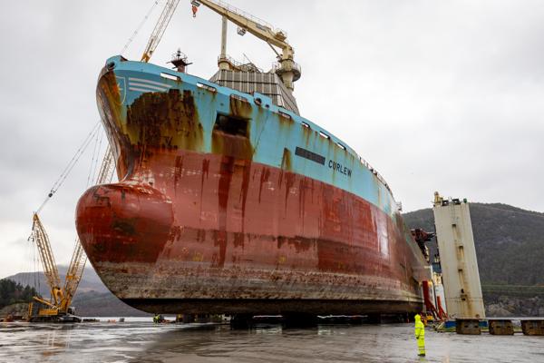 AF Offshore Decom gjenvinner et 25.000 tonn tungt produksjonsskip i ROgaland. Øyvind Gravås / Woldcam