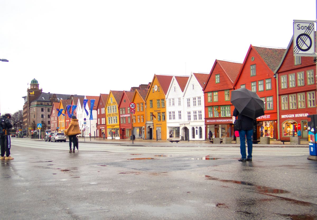 Bybanen vil være bra for Bryggen, mener Unesco i en ny rapport om hvordan banen vil påvirke verdensarvstedet i Bergen. Foto: Gorm Kallestad / NTB