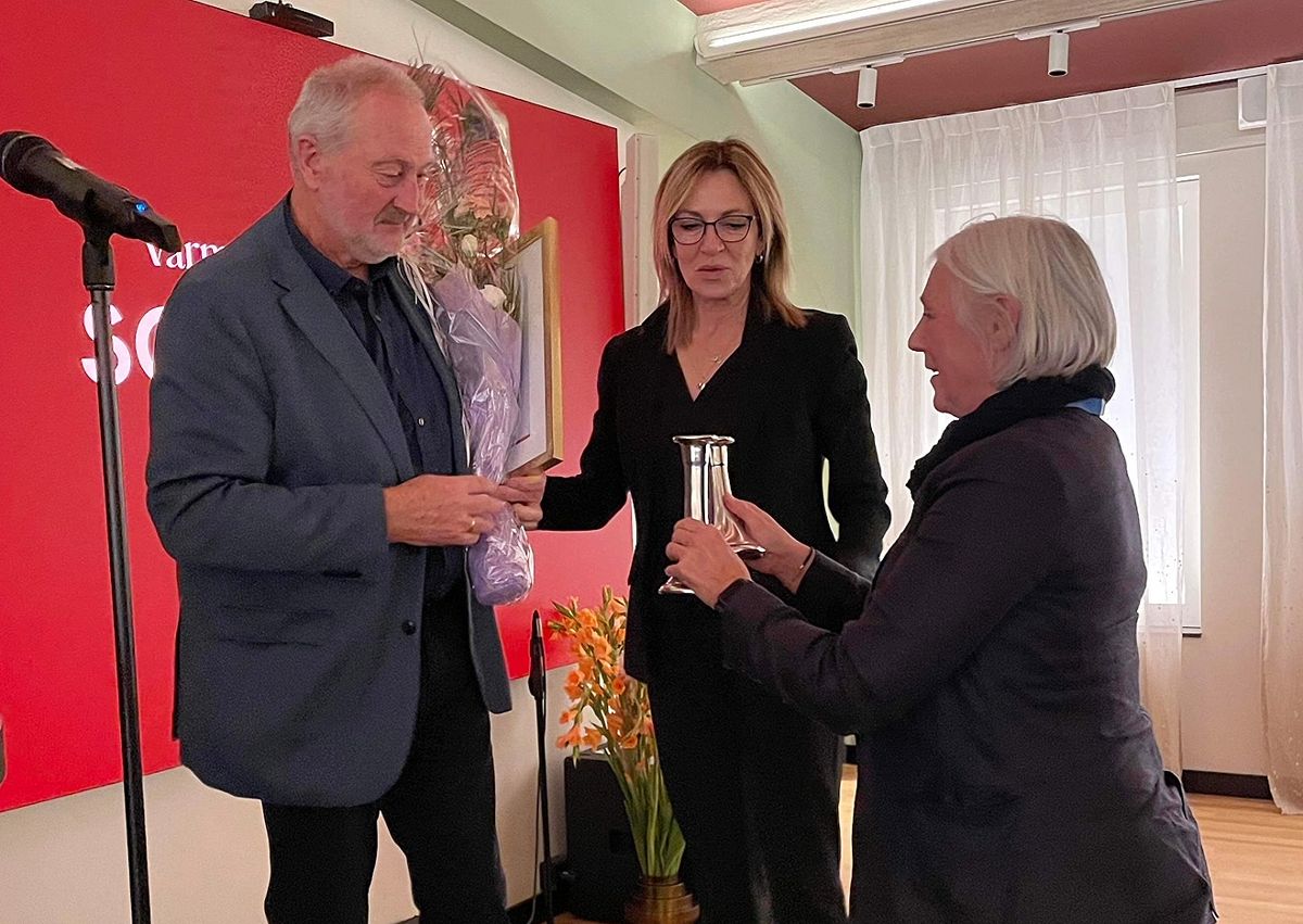 Arne Husborn sammen med Gry Ingebretsen (t.h.) og Bente Austad i MGF under utdelingen. Foto: Lene Eikefjord