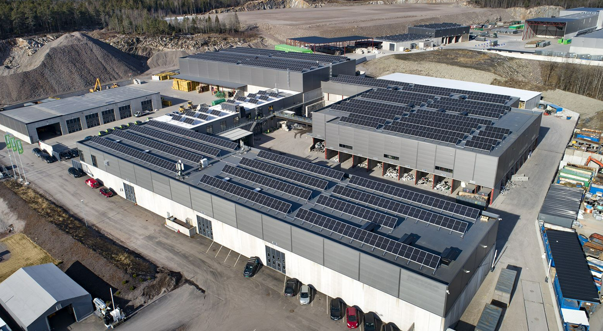 På Revacs anlegg i Tønsberg er det bygd en solcellepark med 1.554 dobbeltsidige paneler på tak og 120 paneler på vegg. Foto: Isloa