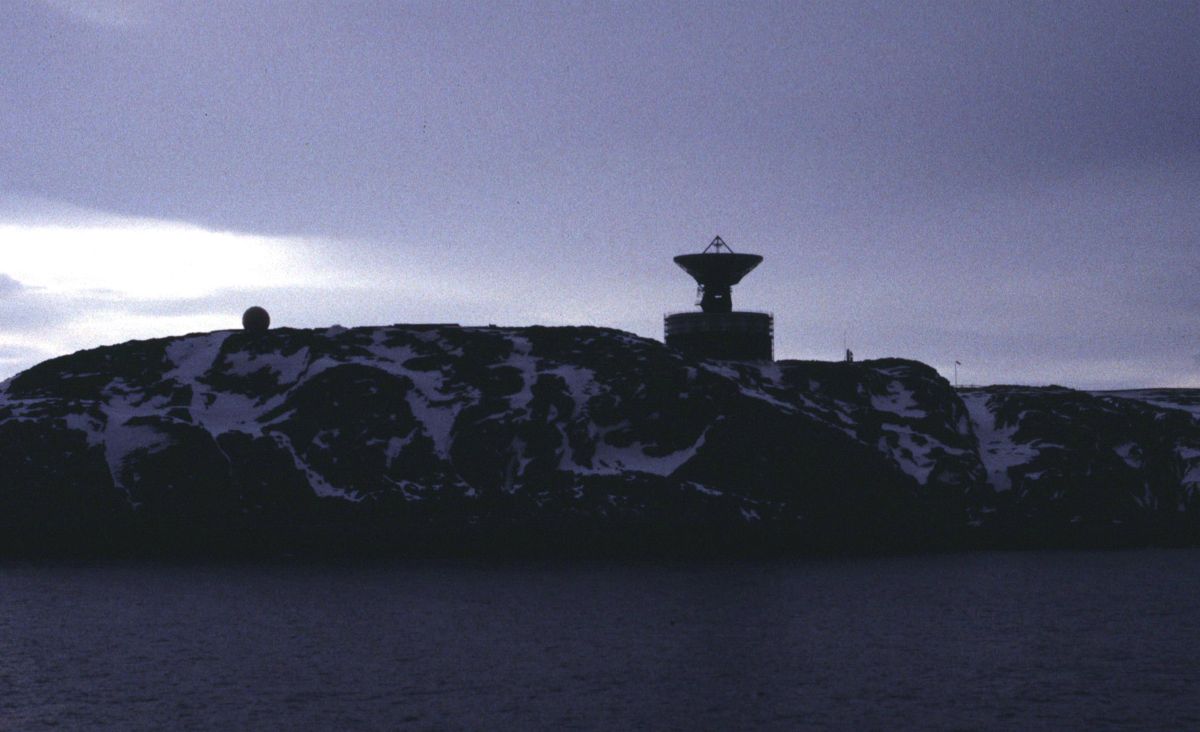 De nye radarene skal utstyres med kuppe. Her ser vi den amerikanske Globus II-radaren i Vardø. Foto; Odd Erik Sandbakken / NTB