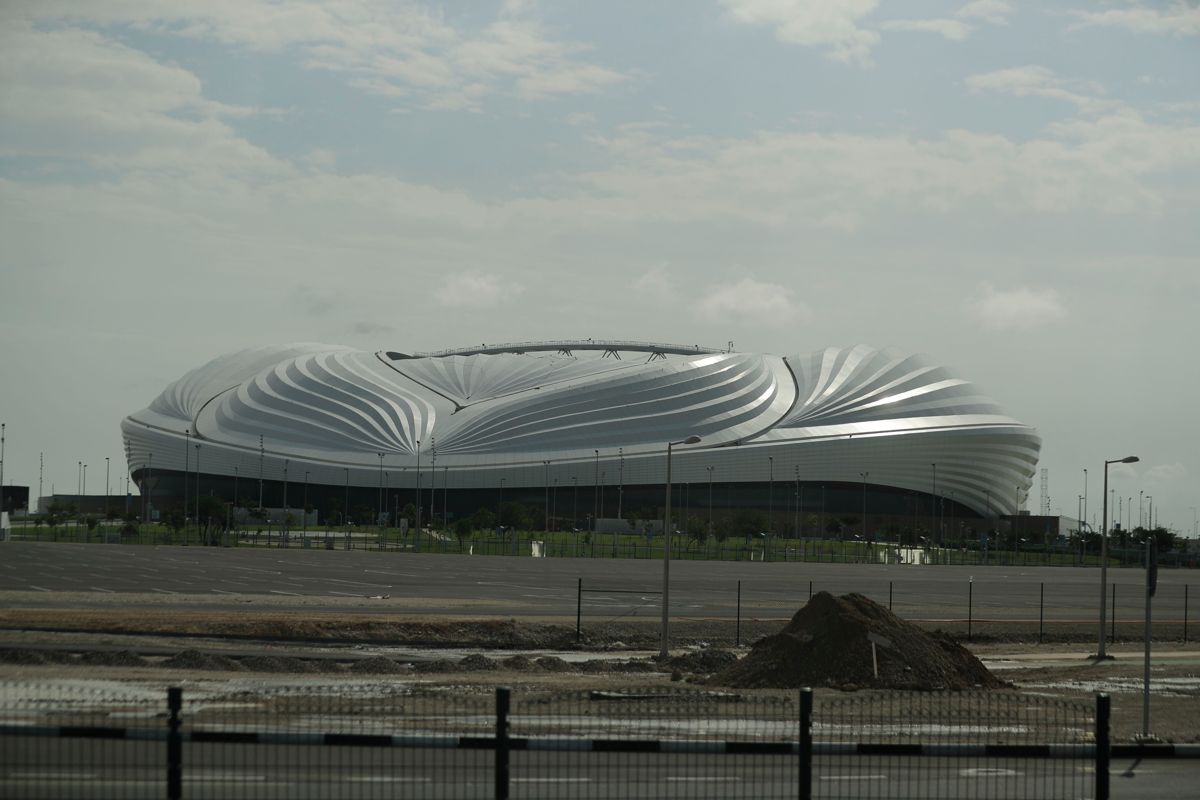 Qatar er blitt sterkt kritisert for forholdene bygningsarbeiderne som har bygget opp stadioner som Al Janoub Stadium har arbeidet under. Norske byggetopper beskriver det som er avdekket som forkastelig. Foto: AP Photo/Hassan Ammar