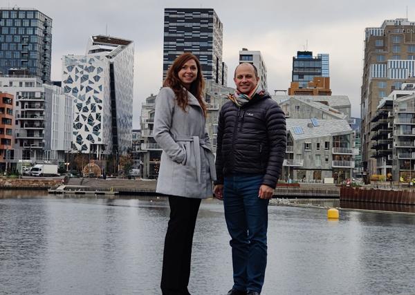 Daglig leder i Odin Prosjektering, Ragnhild Forslund, og daglig leder i Romfarer arkitekter, Einar Hjorth Høivik. Foto: Odin Prosjektering