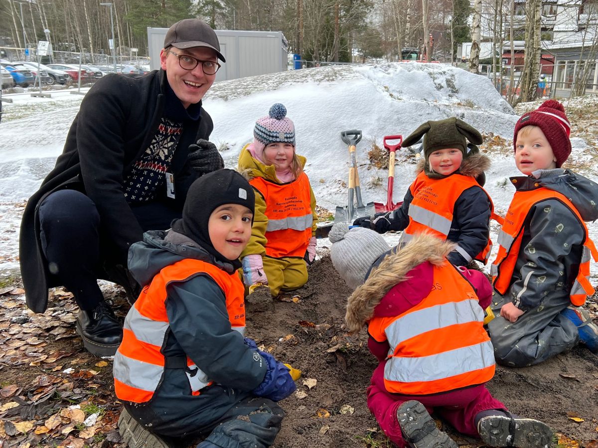 Byrådssekretær for byutvikling, Herman Søndenaa, og barn fra en lokal barnehage tok de første spadetakene i det som skal bli Skilpaddeparken på Mortensrud. Foto: Oslo kommune