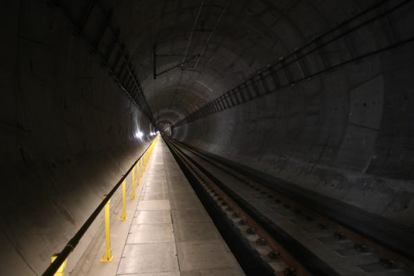 Snart åpner Follobanen. Da vil togene kjøre i 200 kilometer i timen gjennom de to tunneløpene. På sikt vil togene kunne kjøre i 250 her. Men kan det noen gang bli bygget en ny jernbanestasjon for å få løst kollektivutfordringer for Gjersrud-Stensrud-området i Oslo? Foto: Frode Aga