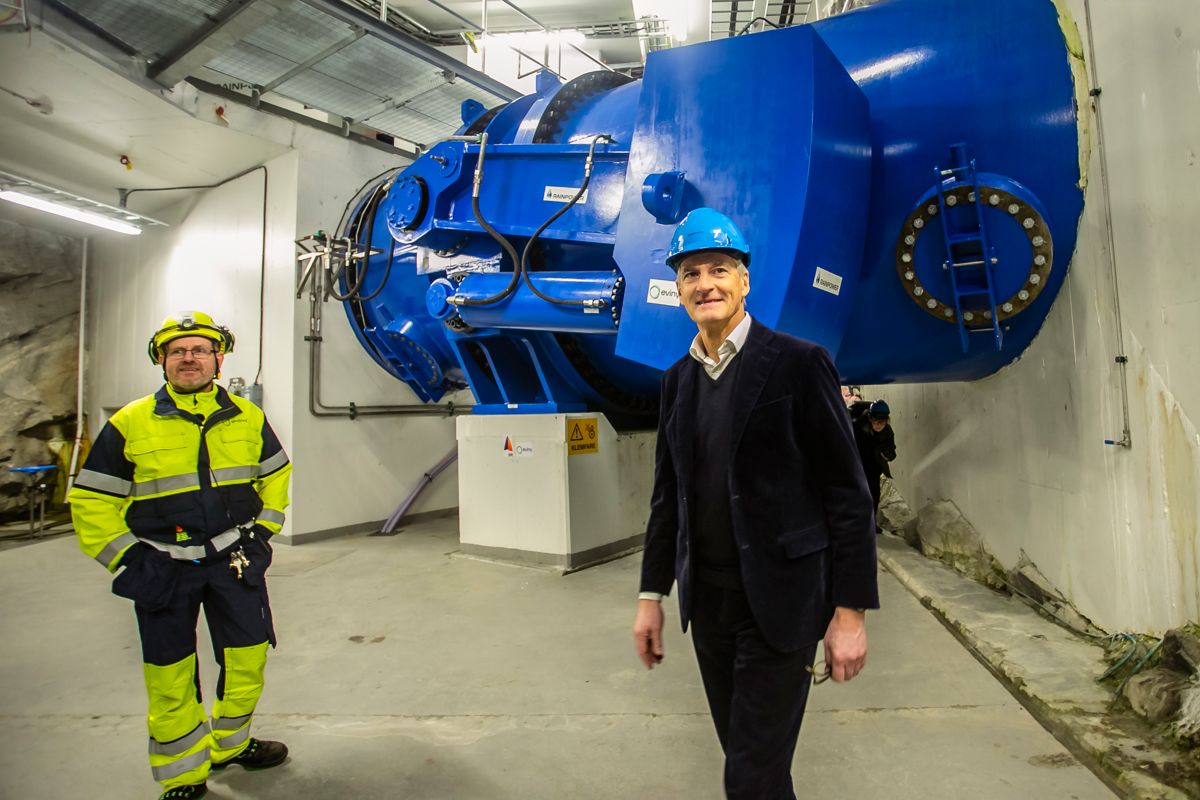 Statsminister Jonas Gahr Støre lot seg imponere over arbeidet og ingeniørkunsten bak kraftverket. Kraftverksoperatør Dag Flølo viste rundt. Foto: Eviny