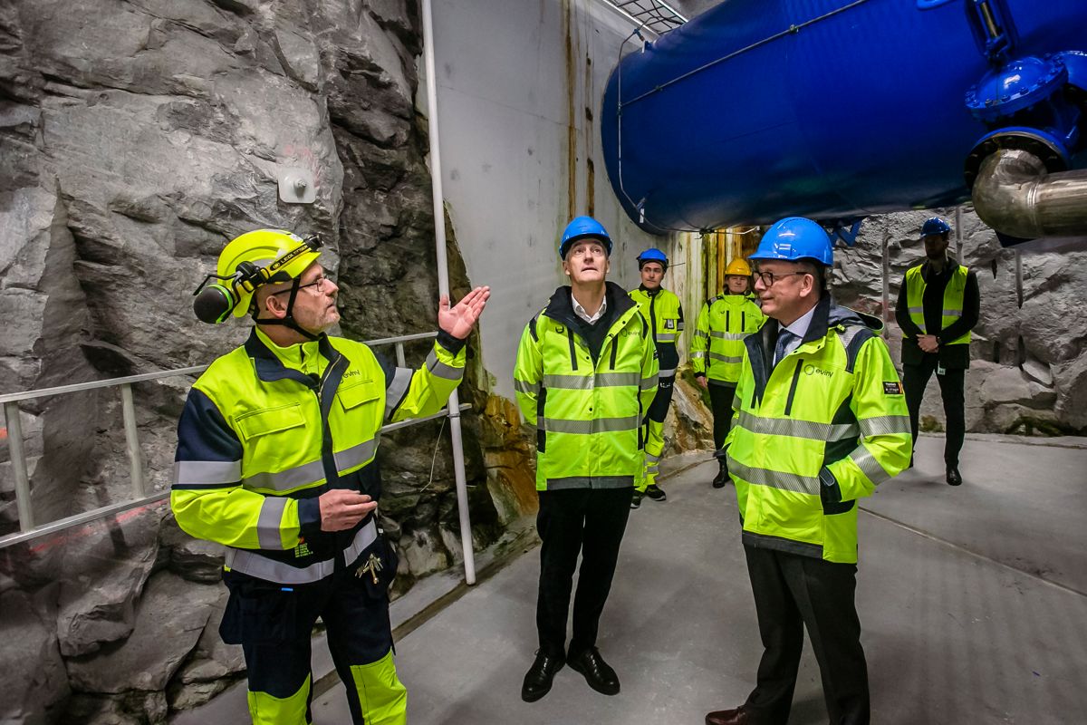Kraftverksoperatør Dag Flølo (til høyre) viser statsminister Jonas Gahr Støre rundt i kraftverket som kan forsyne 30.000 innbyggere med strøm. Foto: Eviny