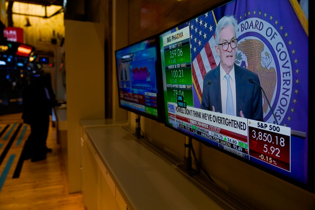 USAs sentralbanksjef Jerome Powell på en storskjerm på New York-børsen. Foto: Seth Wenig / AP / NTB