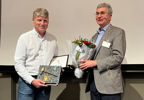 Pål Anders Dahl i NTE (t.v.) tok imot prisen av styreleder Olaf Rømcke. Foto: Ådne Homleid