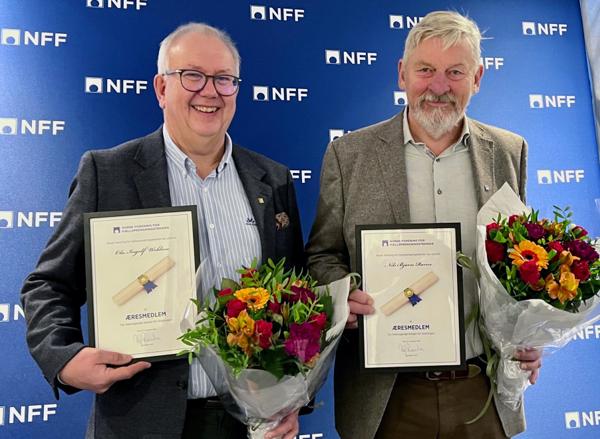 Ola Woldmo (t.v.) og Nils Røren ble hedret med æresmedlemskap i NFF.
